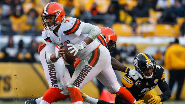 PITTSBURGH, PA - DECEMBER 31: DeShone Kizer #7 of the Cleveland Browns scrambles under pressure from Mike Hilton #31 of the Pittsburgh Steelers in the second half during the game at Heinz Field on December 31, 2017 in Pittsburgh, Pennsylvania.