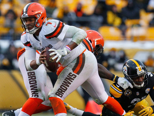 PITTSBURGH, PA - DECEMBER 31: DeShone Kizer #7 of the Cleveland Browns scrambles under pressure from Mike Hilton #31 of the Pittsburgh Steelers in the second half during the game at Heinz Field on December 31, 2017 in Pittsburgh, Pennsylvania.