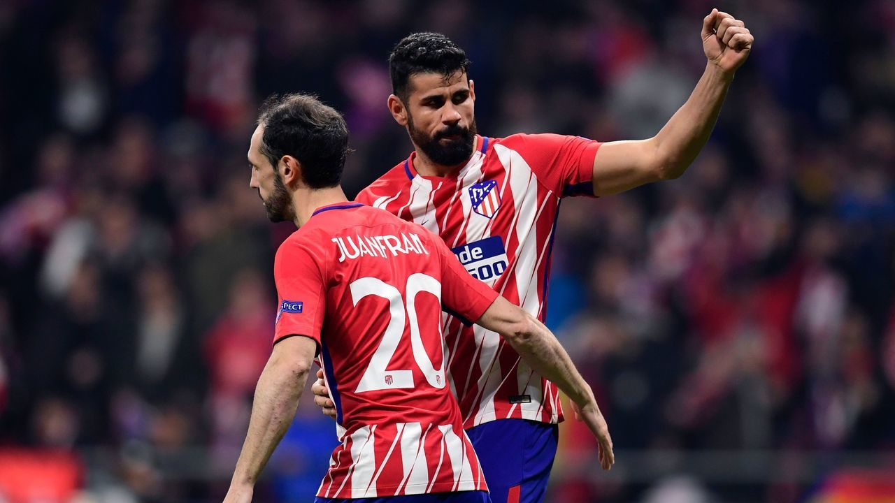 Atletico Madrid's Spanish forward Diego Costa (R) celebrates with Atletico Madrid's Spanish defender Juanfran after scoring during the Europa League Round of 16 first leg football match between Club Atletico de Madrid and FC Lokomotiv Moscow at the Wanda Metropolitano stadium in Madrid on March 8, 2018. / AFP PHOTO / JAVIER SORIANO
