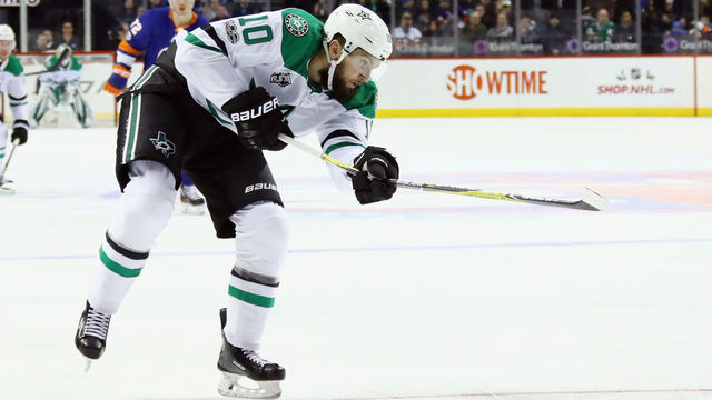 NEW YORK, NY - DECEMBER 13: Martin Hanzal #10 of the Dallas Stars breaks his stick on a shot against the New York Islanders at the Barclays Center on December 13, 2017 in the Brooklyn borough of New York City. The Stars defeated the Islanders 5-2.