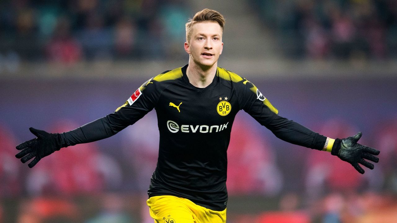 Dortmund´s midfielder Marco Reus celebrates scoring during the German first division Bundesliga football match RB Leipzig vs Borussia Dortmund in Leipzig, eastern Germany, on March 3, 2018. / AFP PHOTO / ROBERT MICHAEL / RESTRICTIONS: DURING MATCH TIME: DFL RULES TO LIMIT THE ONLINE USAGE TO 15 PICTURES PER MATCH AND FORBID IMAGE SEQUENCES TO SIMULATE VIDEO. == RESTRICTED TO EDITORIAL USE == FOR FURTHER QUERIES PLEASE CONTACT DFL DIRECTLY AT + 49 69 650050