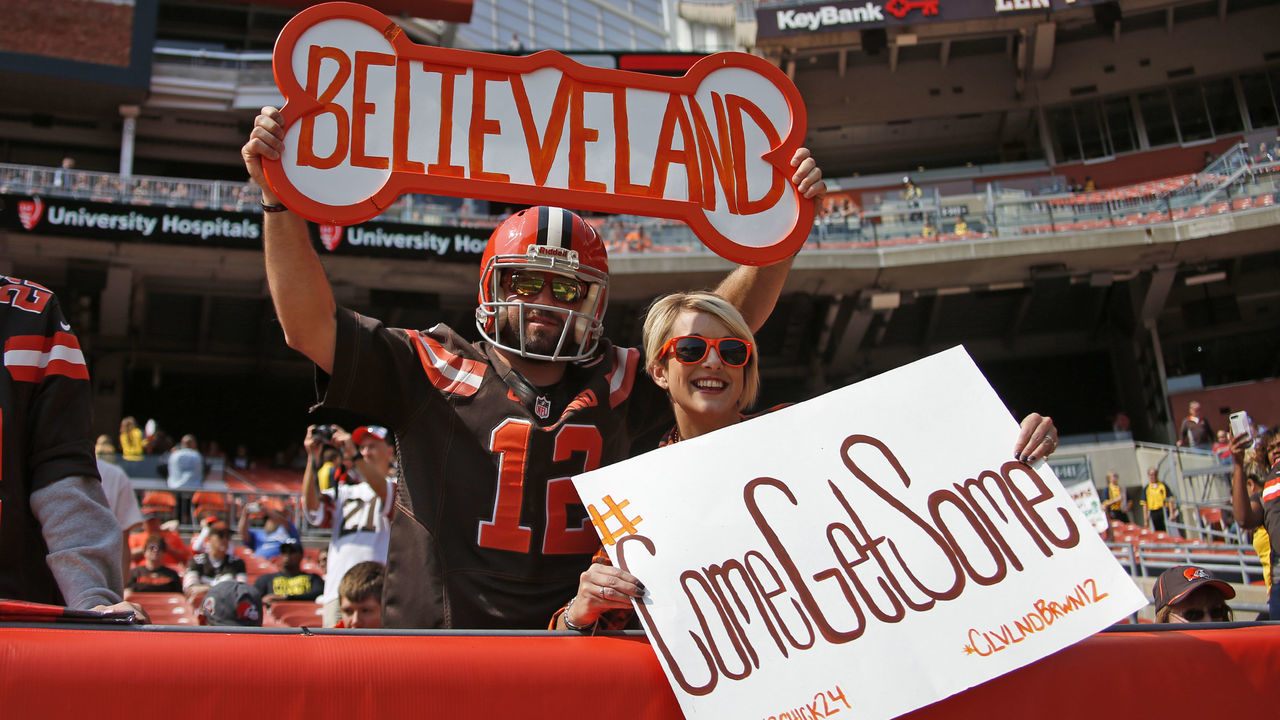CLEVELAND, OH - SEPTEMBER 10: Cleveland Browns fans cheer against the Pittsburgh Steelers at FirstEnergy Stadium on September 10, 2017 in Cleveland, Ohio.