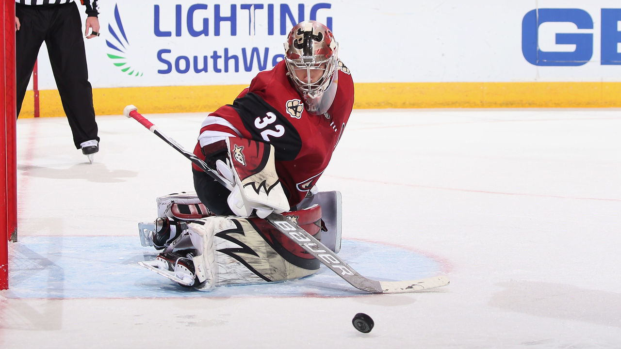 GLENDALE, AZ - JANUARY 22: Goaltender Antti Raanta #32 of the Arizona Coyotes makes a pad save during the NHL game against the New York Islanders at Gila River Arena on January 22, 2018 in Glendale, Arizona. The Coyotes defeated the Islanders 3-2 in overtime.