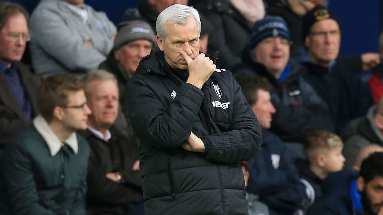 West Bromwich Albion's English head coach Alan Pardew reacts during the English Premier League football match between West Bromwich Albion and Leicester City at The Hawthorns stadium in West Bromwich, central England, on March 10, 2018. / AFP PHOTO / Lindsey PARNABY /