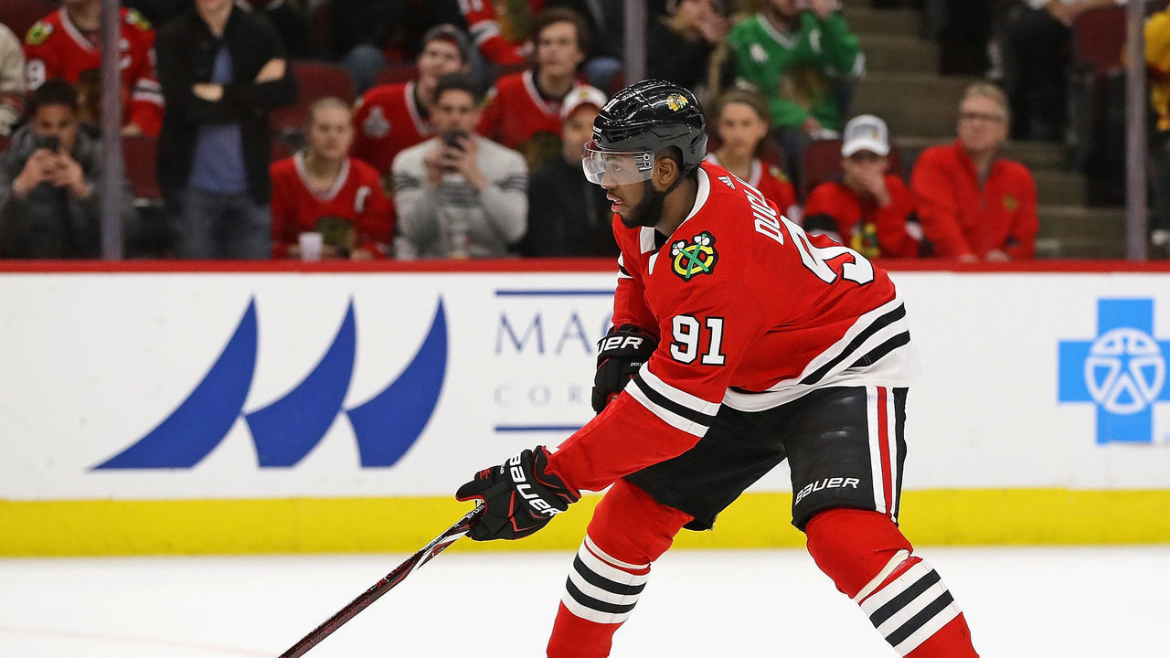 CHICAGO, IL - FEBRUARY 21: Anthony Duclair #91 of the Chicago Blackhawks readies to shoot during a shootout against the Ottawa Senators at the United Center on February 21, 2018 in Chicago, Illinois. The Blackhawks defeated the Senators 3-2 in a shoot out.