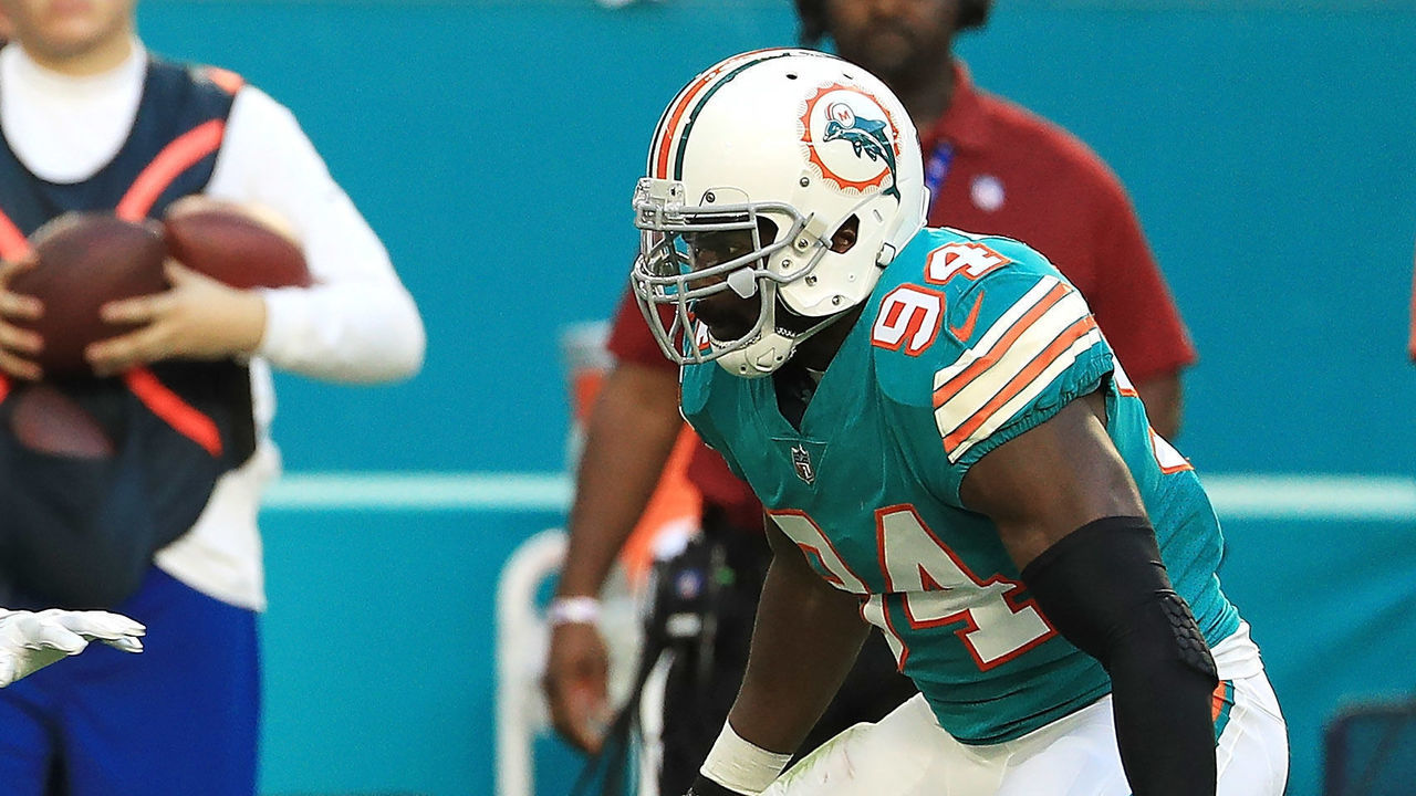 MIAMI GARDENS, FL - DECEMBER 31: LeSean McCoy #25 of the Buffalo Bills rushes during the second quarter against the Miami Dolphins at Hard Rock Stadium on December 31, 2017 in Miami Gardens, Florida.