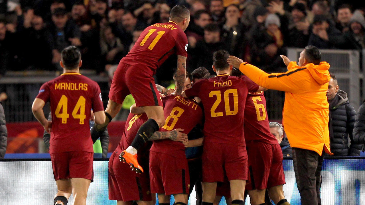 ROME, ITALY - MARCH 13: Edin Dzeko and his teammates of AS Roma celebrate after scoring the opening goal during the UEFA Champions League Round of 16 Second Leg match between AS Roma and Shakhtar Donetsk at Stadio Olimpico on March 13, 2018 in Rome, Italy.