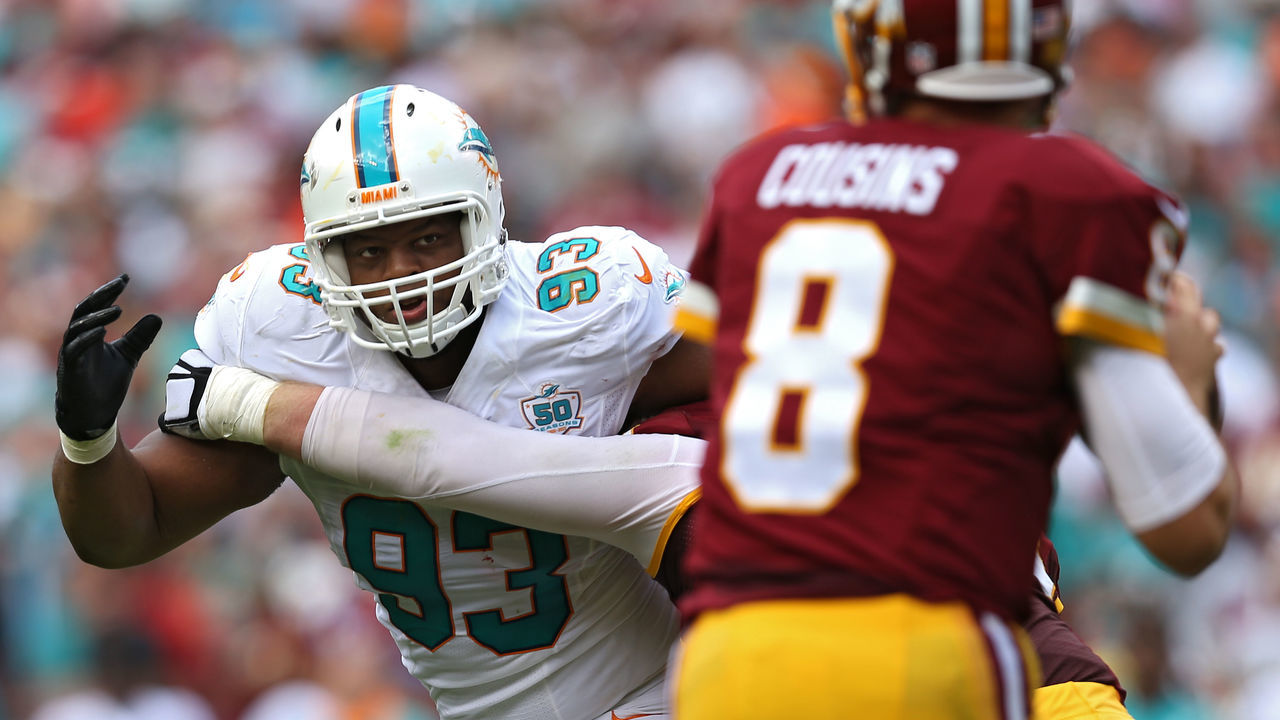 LANDOVER, MD - SEPTEMBER 13: Defensive tackle Ndamukong Suh #93 of the Miami Dolphins in action against the Washington Redskins at FedExField on September 13, 2015 in Landover, Maryland.