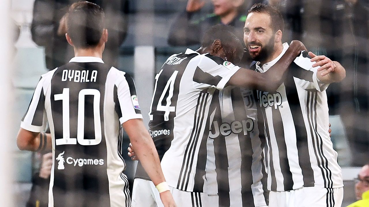 Juventus' forward Gonzalo Higuain from Argentina (R) celebrates with teammates after scoring during the Italian Serie A football match between Juventus and Atalanta on March 14, 2018 at the Allianz Stadium in Turin. / AFP PHOTO / MARCO BERTORELLO