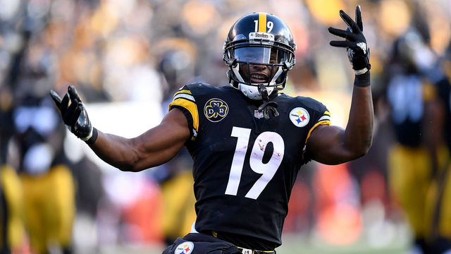 PITTSBURGH, PA - DECEMBER 31: JuJu Smith-Schuster #19 of the Pittsburgh Steelers reacts after 20 yard touchdown reception in the second quarter during the game against the Cleveland Browns at Heinz Field on December 31, 2017 in Pittsburgh, Pennsylvania.