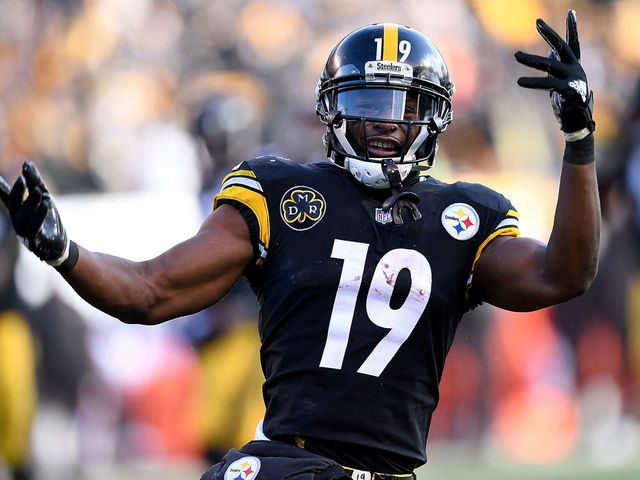 PITTSBURGH, PA - DECEMBER 31: JuJu Smith-Schuster #19 of the Pittsburgh Steelers reacts after 20 yard touchdown reception in the second quarter during the game against the Cleveland Browns at Heinz Field on December 31, 2017 in Pittsburgh, Pennsylvania.