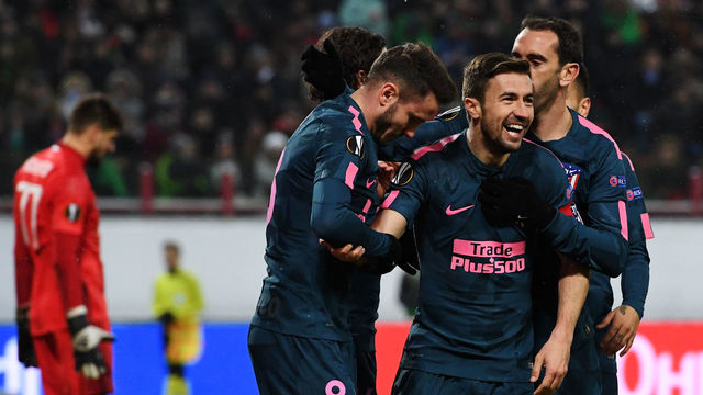 Atletico Madrid's players celebrate the team's second goal scored by Saul Niguez during the UEFA Europa League Round of 16 second leg football match between FC Lokomotiv Moscow and Club Atletico de Madrid on March 15, 2018 in Moscow. / AFP PHOTO / Kirill KUDRYAVTSEV