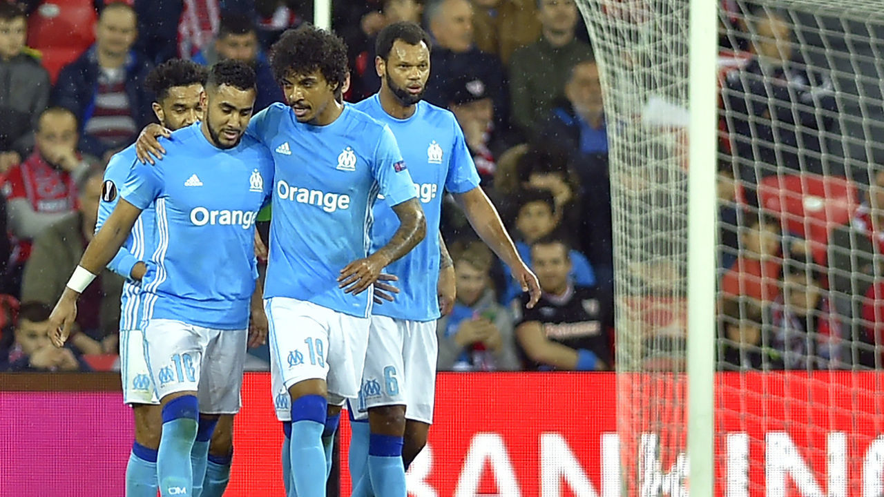Olympique de Marseille's French midfielder Dimitri Payet (2L) celebrates a goal during the UEFA Europa League round of sixteen second leg football match between Athletic Club Bilbao and Olympique de Marseille at the San Mames stadium in Bilbao on March 15, 2018. / AFP PHOTO / ANDER GILLENEA