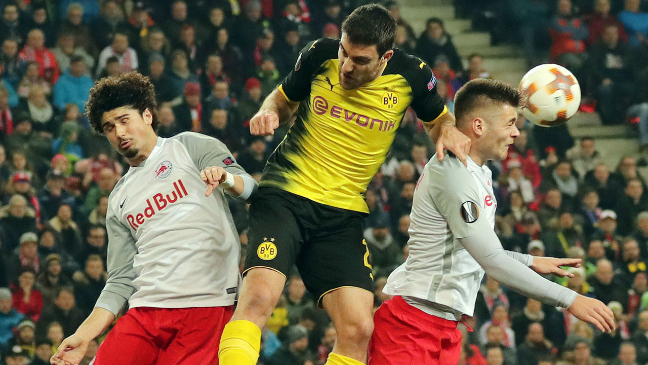 (L to R) Salzburg's Andre Ramalho, Dortmund's Greek defender Sokratis and Salzburg's Duje Caleta-Car vie for the ball during the Europa League Round of 16 second leg football match between FC Salzburg and Borussia Dortmund in Salzburg, Austria, on March 15, 2018. / AFP PHOTO / APA / KRUGFOTO / Austria OUT