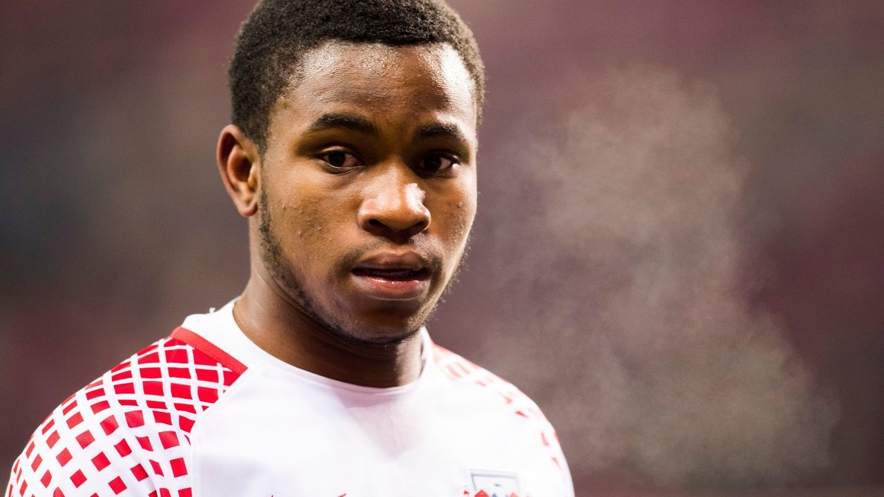 Leipzig´s English midfielder Ademola Lookman looks on during the German first division Bundesliga football match RB Leipzig vs FC Cologne in Leipzig, eastern Germany, on February 25, 2018. / AFP PHOTO / ROBERT MICHAEL / RESTRICTIONS: DURING MATCH TIME: DFL RULES TO LIMIT THE ONLINE USAGE TO 15 PICTURES PER MATCH AND FORBID IMAGE SEQUENCES TO SIMULATE VIDEO. == RESTRICTED TO EDITORIAL USE == FOR FURTHER QUERIES PLEASE CONTACT DFL DIRECTLY AT + 49 69 650050 / RESTRICTIONS: DURING MATCH TIME: DFL RULES TO LIMIT THE ONLINE USAGE TO 15 PICTURES PER MATCH AND FORBID IMAGE SEQUENCES TO SIMULATE VIDEO. == RESTRICTED TO EDITORIAL USE == FOR FURTHER QUERIES PLEASE CONTACT DFL DIRECTLY AT + 49 69 650050