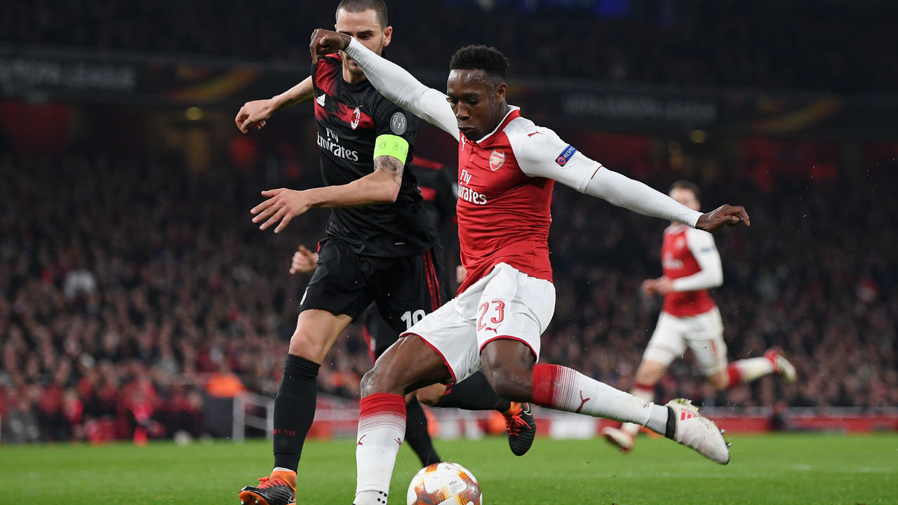 LONDON, ENGLAND - MARCH 15: Danny Welbeck of Arsenal shoots at goal during the UEFA Europa League Round of 16 Second Leg match between Arsenal and AC Milan at Emirates Stadium on March 15, 2018 in London, England.