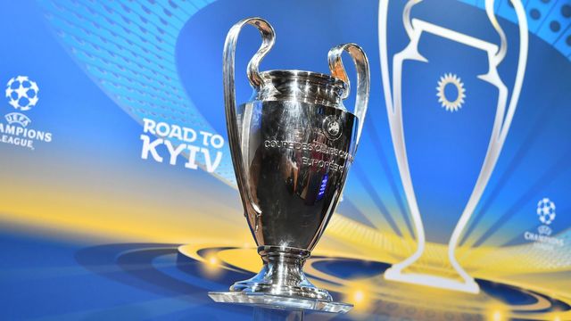 A picture taken on March 16, 2018 shows the UEFA Champions League football cup during the draw for the quarter finals round of the UEFA Champions League football tournament at the UEFA headquarters in Nyon. / AFP PHOTO / Fabrice COFFRINI