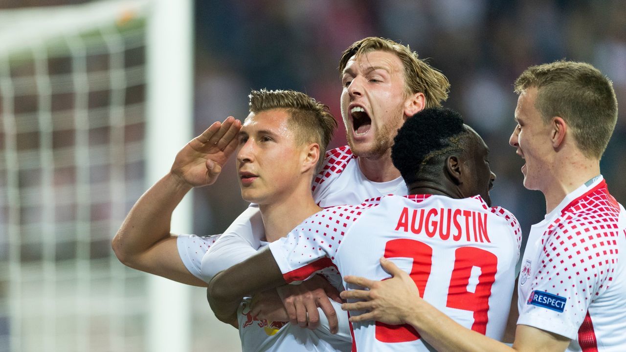 (L-R) Leipzig´s defender Willi Orban celebrates scoring the opening goal with his teammate Swedish forward Emil Forsberg, French forward Jean-Kevin Augustin and defender Lukas Klostermann during the UEFA Champions League group G football match RB Leipzig v FC Porto in Leipzig, eastern Germany on October 17, 2017. / AFP PHOTO / ROBERT MICHAEL