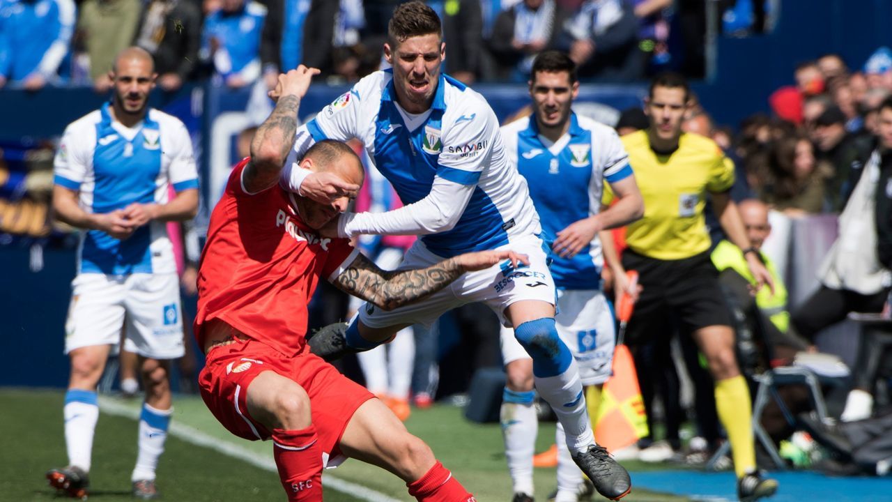 Leganes' Spanish midfielder Ruben Perez Perez (R) vies with Sevilla's Spanish forward Sandro Ramirezduring the Spanish League football match between Club Deportivo Leganes SAD and Sevilla FC at the Estadio Municipal Butarque in Leganes on March 18, 2018. / AFP PHOTO / CURTO DE LA TORRE