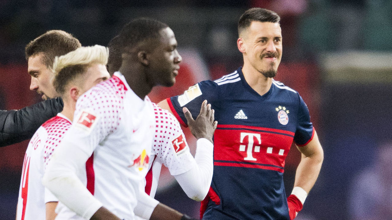 Bayern Munich's forward Sandro Wagner (R) reacts after the German first division Bundesliga football match between RB Leipzig and FC Bayern Munich in Leipzig, eastern Germany on March 18, 2018. / AFP PHOTO / ROBERT MICHAEL / RESTRICTIONS: DURING MATCH TIME: DFL RULES TO LIMIT THE ONLINE USAGE TO 15 PICTURES PER MATCH AND FORBID IMAGE SEQUENCES TO SIMULATE VIDEO. == RESTRICTED TO EDITORIAL USE == FOR FURTHER QUERIES PLEASE CONTACT DFL DIRECTLY AT + 49 69 650050 / RESTRICTIONS: DURING MATCH TIME: DFL RULES TO LIMIT THE ONLINE USAGE TO 15 PICTURES PER MATCH AND FORBID IMAGE SEQUENCES TO SIMULATE VIDEO. == RESTRICTED TO EDITORIAL USE == FOR FURTHER QUERIES PLEASE CONTACT DFL DIRECTLY AT + 49 69 650050