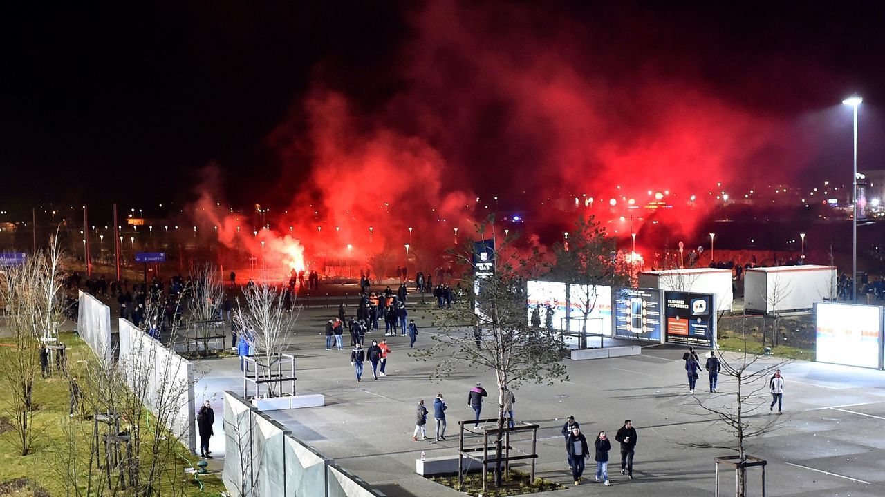 Lyon's fans use red flares before before the Europa League football match Olympique Lyonnais (OM) vs CSKA Moscow on March 15, 2018, at the Groupama Stadium in Decines-Charpieu, central-eastern France. / AFP PHOTO / ROMAIN LAFABREGUE