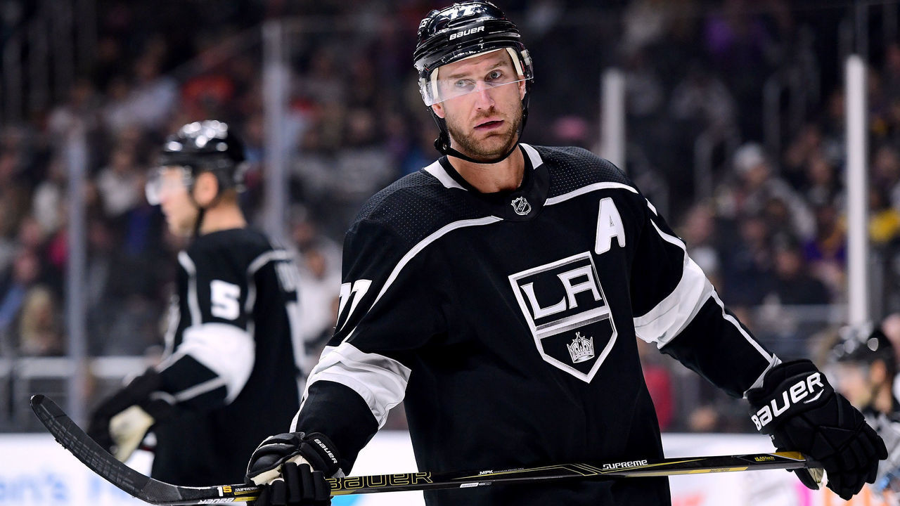 LOS ANGELES, CA - OCTOBER 05: Jeff Carter #77 of the Los Angeles Kings waits for a faceoff during opening night of the Los Angeles Kings 2017-2018 season against the Philadelphia Flyers at Staples Center on October 5, 2017 in Los Angeles, California.
