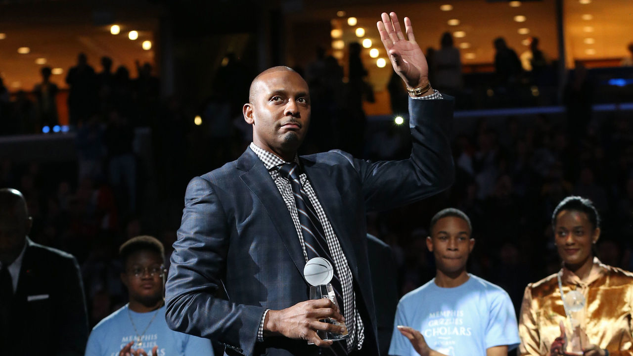 MEMPHIS, TN - JANUARY 15: Penny Hardaway is honored during halftime of the Los Angeles Lakers game against the Memphis Grizzlies on Martin Luther King Jr. day on January 15, 2018 at FedExForum in Memphis, Tennessee. Mandatory Copyright Notice: Copyright 2018 NBAE