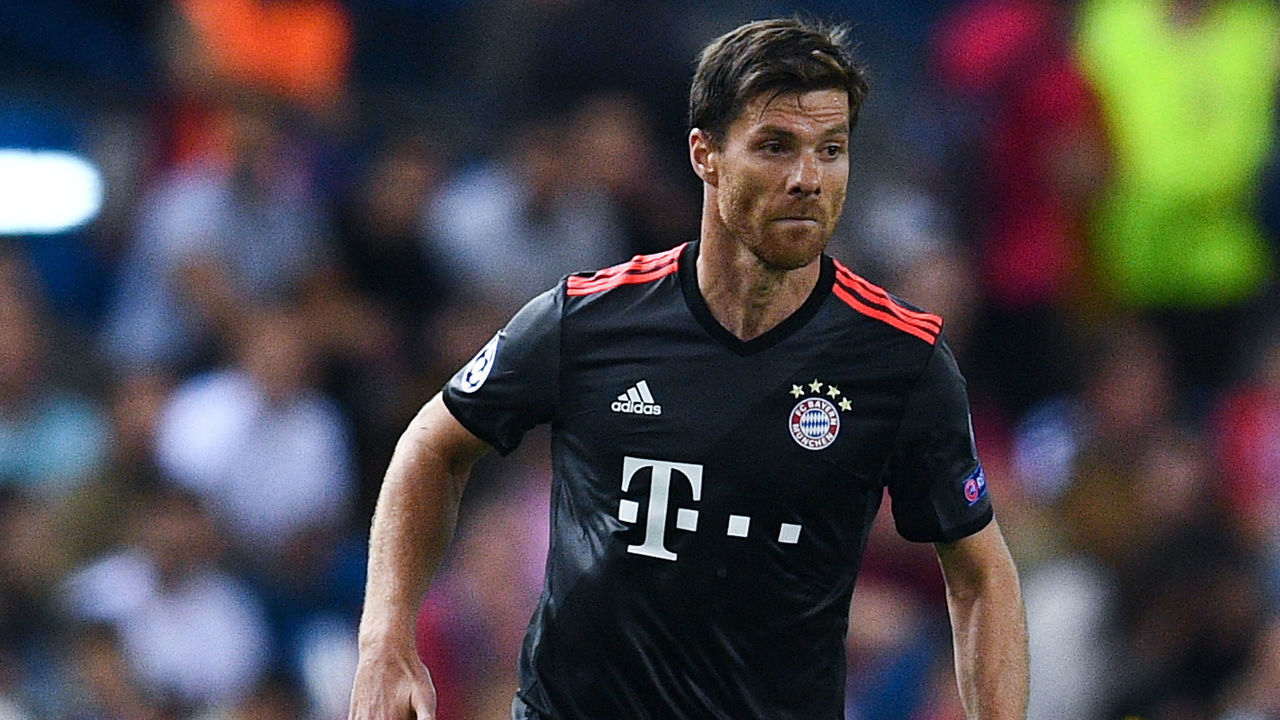 MADRID, SPAIN - SEPTEMBER 28: Xabi Alonso of FC Bayern Muenchen runs with the ball during the UEFA Champions League Group D match between Club Atletico de Madrid and FC Bayern Muenchen at Vicente Calderon Stadium on September 28, 2016 in Madrid, Spain.