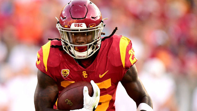 LOS ANGELES, CA - SEPTEMBER 16: Ronald Jones II #25 of the USC Trojans carries the ball during the first quarter against the Texas Longhorns at Los Angeles Memorial Coliseum on September 16, 2017 in Los Angeles, California.