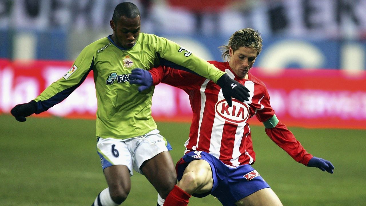 MADRID, SPAIN - JANUARY 28: Fernando Torres of Atletico Madrid is tackled by Julian de Guzman of Deportivo La Coruna during a Primera Liga match between Atletico Madrid and Deportivo La Coruna at the Vicente Calderon stadium on January 28, 2006 in Madrid, Spain.