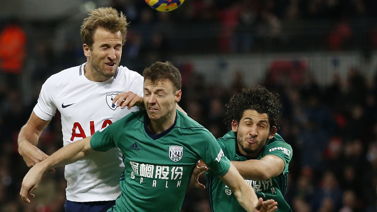 Tottenham Hotspur's English striker Harry Kane (L) vies with West Bromwich Albion's Northern Irish defender Jonny Evans (C) and West Bromwich Albion's Egyptian defender Ahmed Hegazy during the English Premier League football match between Tottenham Hotspur and West Bromwich Albion at Wembley Stadium in London, on November 25, 2017. / AFP PHOTO / Ian KINGTON /