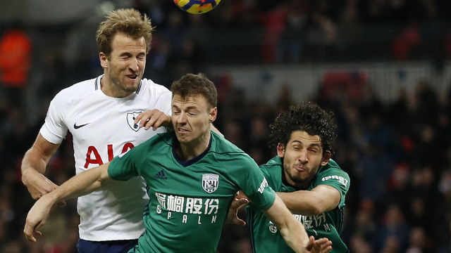 Tottenham Hotspur's English striker Harry Kane (L) vies with West Bromwich Albion's Northern Irish defender Jonny Evans (C) and West Bromwich Albion's Egyptian defender Ahmed Hegazy during the English Premier League football match between Tottenham Hotspur and West Bromwich Albion at Wembley Stadium in London, on November 25, 2017. / AFP PHOTO / Ian KINGTON /