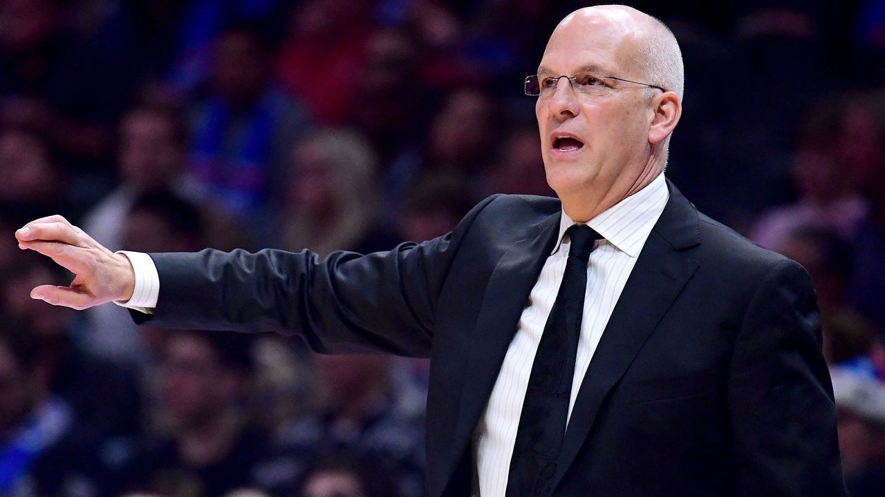 LOS ANGELES, CA - DECEMBER 20: Head coach Jay Triano of the Phoenix Suns calls out a play during the first half against the LA Clippers at Staples Center on December 20, 2017 in Los Angeles, California.