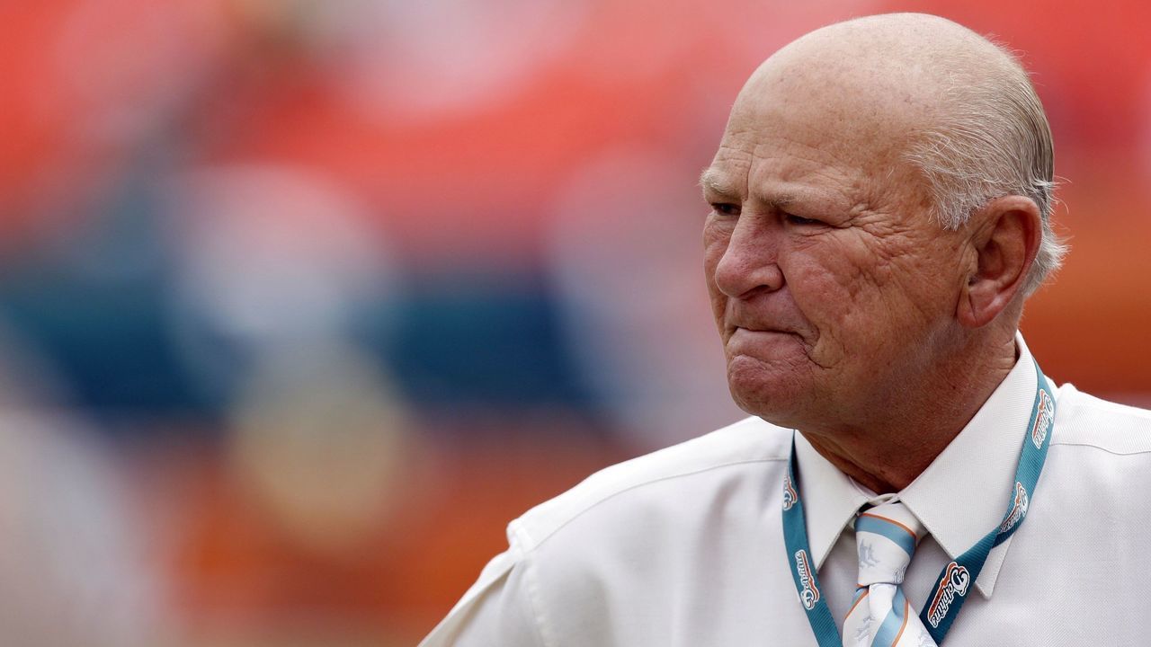 MIAMI - OCTOBER 19: Owner of the Miami Dolphins H. Wayne Huizenga on the sideline against the Baltimore Ravens at Dolphin Stadium on October 19, 2008 in Miami, Florida.