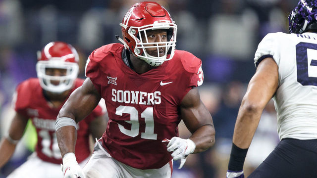 ARLINGTON, TX - DECEMBER 02: Oklahoma Sooners defensive end Ogbonnia Okoronkwo (#31) rushes the quarterback during the Big 12 Championship game between the Oklahoma Sooners and the TCU Horned Frogs on December 2, 2017 at AT&T Stadiu in Arlington, Texas. Oklahoma won the game 41-17.