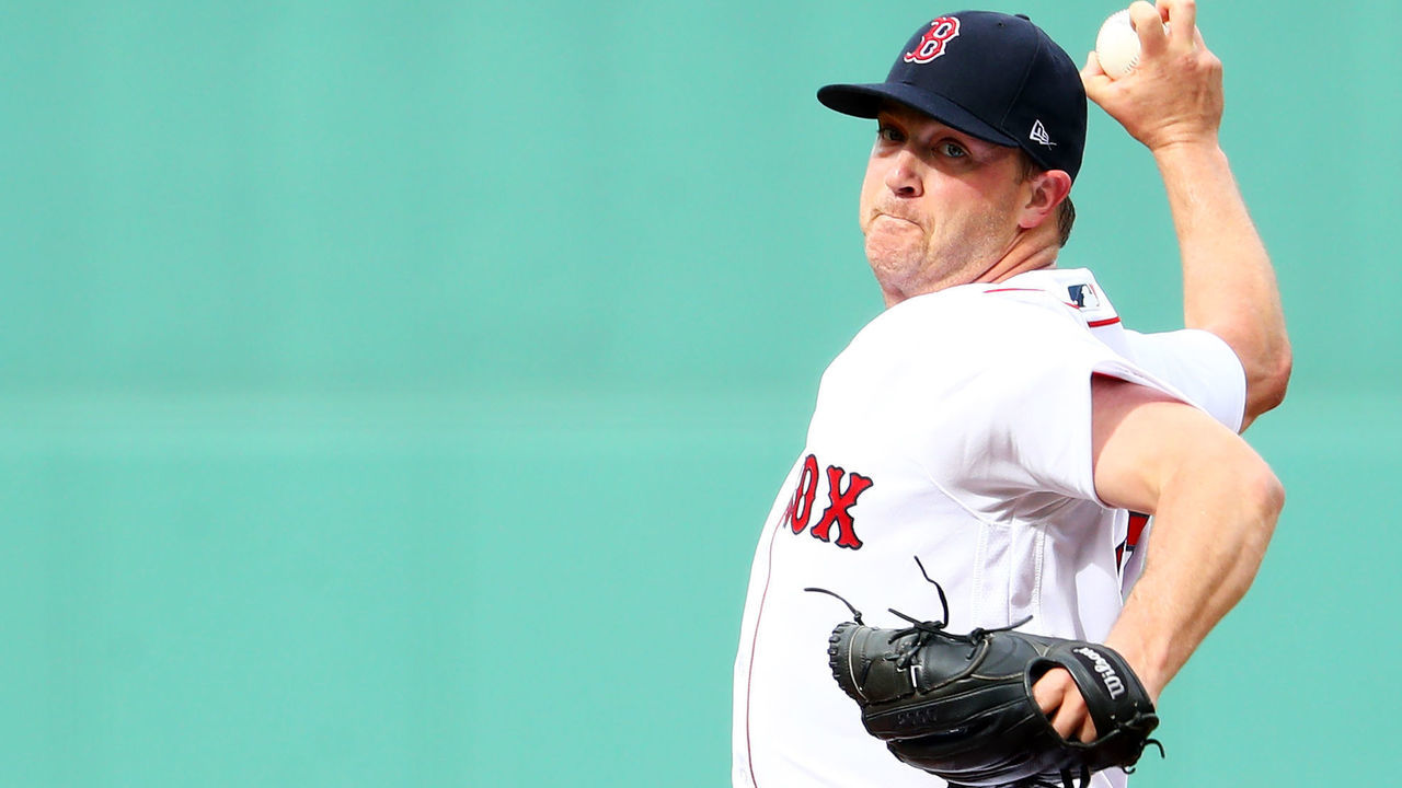 BOSTON, MA - APRIL 29: Steven Wright #35 of the Boston Red Sox pitches against the Chicago Cubs during the first inning at Fenway Park on April 29, 2017 in Boston, Massachusetts.