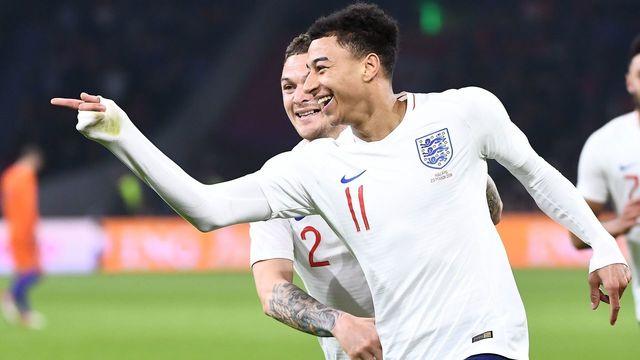 English player Jesse Lingard (R) celebrates with English player Kieran Trippier during a friendly football match between the Netherlands and England at the Amsterdam Arena in Amsterdam on March 23, 2018. / AFP PHOTO / Emmanuel DUNAND