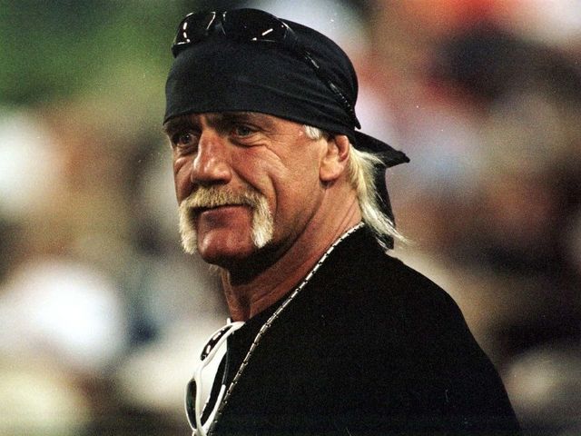 BREAKING NEWS: Unbreakable Friendship: Larry McCarren & Hulk Hogan In 1975, at a local sports event in Florida, Larry McCarren — then a rookie with the Green Bay Packers — met a young Terry Bollea (later known as Hulk Hogan). They took part in a light sparring session. Impressed by the young man’s strength, McCarren encouraged him: "You’ve got power. Hold on to your dream." Terry smiled and replied: "If I ever make it on TV, I’ll make you proud." Nearly 50 years later, upon hearing of Hogan’s passing due to heart failure, McCarren collapsed backstage while preparing for a broadcast. After regaining consciousness, he flew straight to the funeral in Clearwater. There, he placed an old photo beside the casket and whispered: "You kept your word — you didn’t just make me proud, you moved the whole world." Hogan’s wife embraced McCarren, tearfully saying: "Now I understand — you were someone Terry never forgot." Soon after, McCarren announced that... – manh