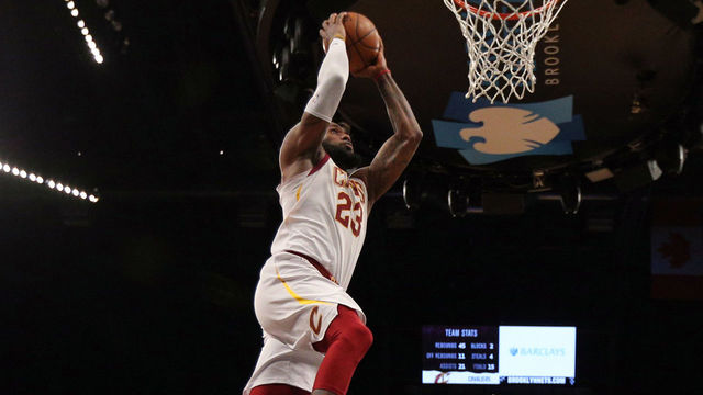 LeBron becomes 3rd player to score 2,000 points in 10 seasons