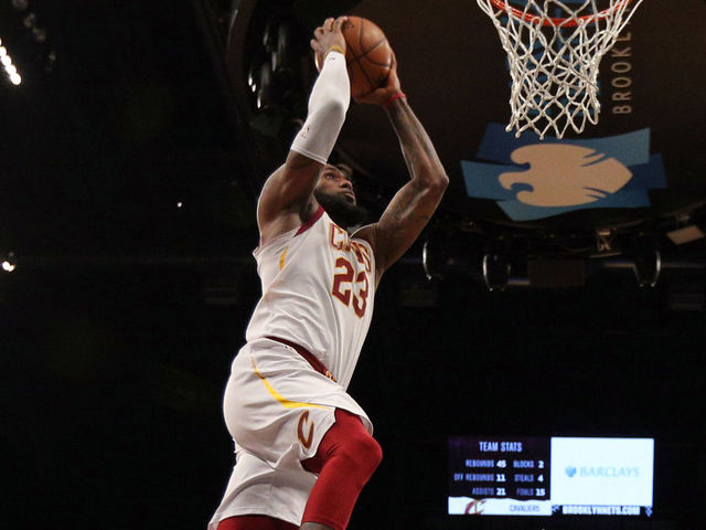 LeBron becomes 3rd player to score 2,000 points in 10 seasons