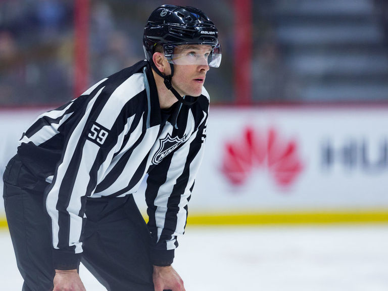steve-barton-stretchered-off-after-hitting-head-on-ice-thescore