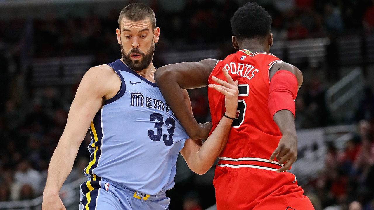 CHICAGO, IL - MARCH 07: Marc Gasol #33 of the Memphis Grizzlies moves around Bobby Portis #5 of the Chicago Bulls at the United Center on March 7, 2018 in Chicago, Illinois.
