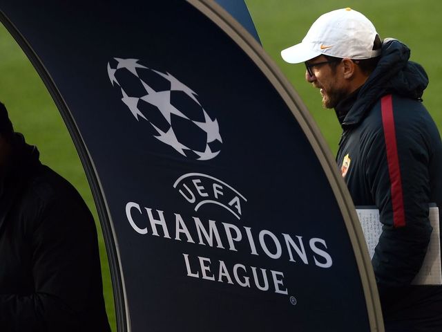 Roma's Italian head coach Eusebio Di Francesco (R) and former player Francesco Totti stand by a Champions League logo during a training session at The Camp Nou Stadium in Barcelona on April 3, 2018, on the eve of the UEFA Champions League quarter-final football match between Barcelona and Roma. / AFP PHOTO / FILIPPO MONTEFORTE