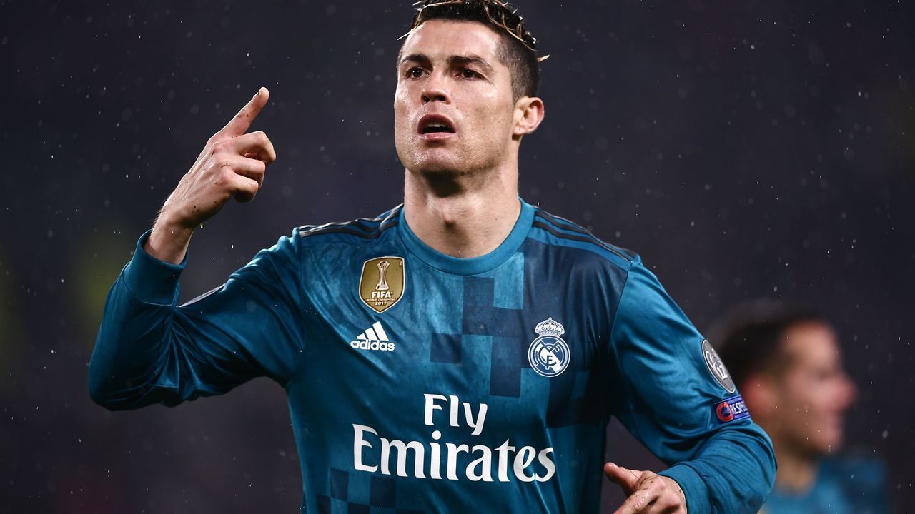 Real Madrid's Portuguese forward Cristiano Ronaldo celebrates after scoring a second goal during the UEFA Champions League quarter-final first leg football match between Juventus and Real Madrid at the Allianz Stadium in Turin on April 3, 2018. / AFP PHOTO / Marco BERTORELLO