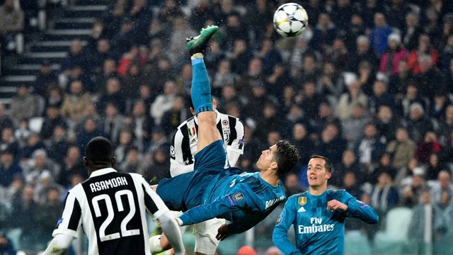 Real Madrid's Portuguese forward Cristiano Ronaldo (C) scores during the UEFA Champions League quarter-final first leg football match between Juventus and Real Madrid at the Allianz Stadium in Turin on April 3, 2018. / AFP PHOTO / Alberto PIZZOLI