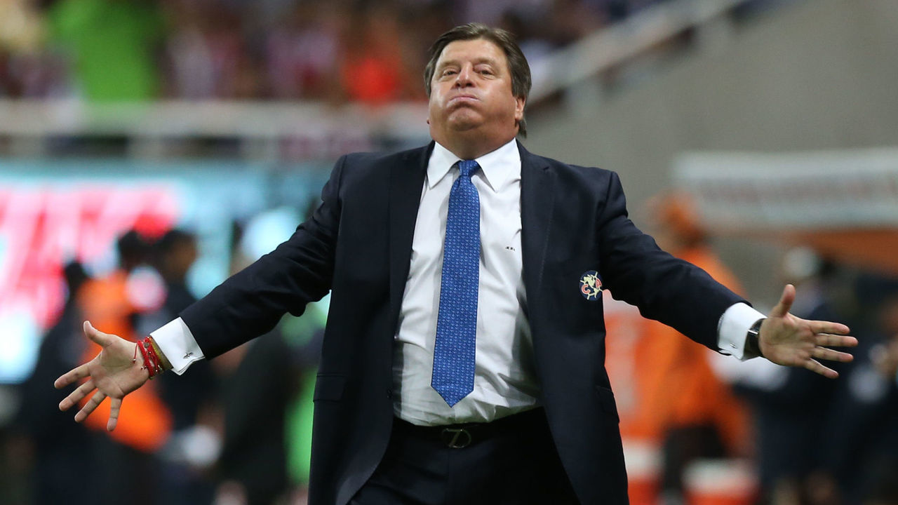 ZAPOPAN, MEXICO - MARCH 03: Miguel Herrera coach of America reacts during the 10th round match between Chivas and America as part of the Torneo Clausura 2018 Liga MX at Akron Stadium on March 03, 2018 in Zapopan, Mexico.