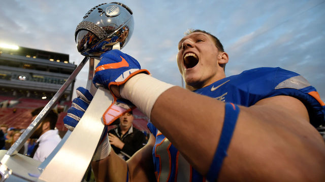 LAS VEGAS, NV - DECEMBER 16: Leighton Vander Esch #38 of the Boise State Broncos celebrates with the trophy after the Broncos defeated the Oregon Ducks in the Las Vegas Bowl at Sam Boyd Stadium on December 16, 2017 in Las Vegas, Nevada. Boise State won 38-28.