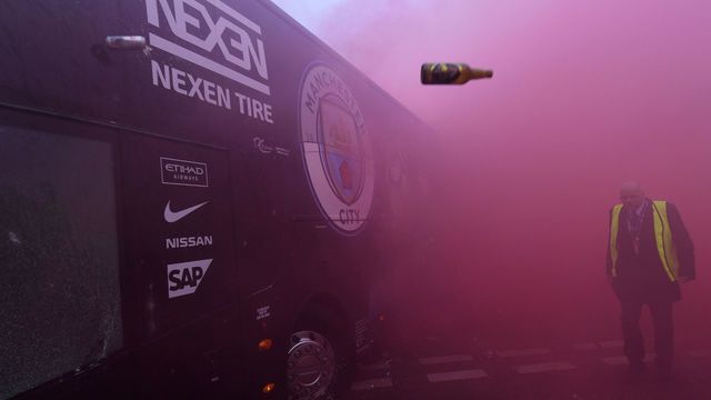 TOPSHOT - Bottles and cans are thrown at the bus as Manchester City players arrive at the stadium before the UEFA Champions League first leg quarter-final football match between Liverpool and Manchester City, at Anfield stadium in Liverpool, north west England on April 4, 2018. / AFP PHOTO / Paul ELLIS