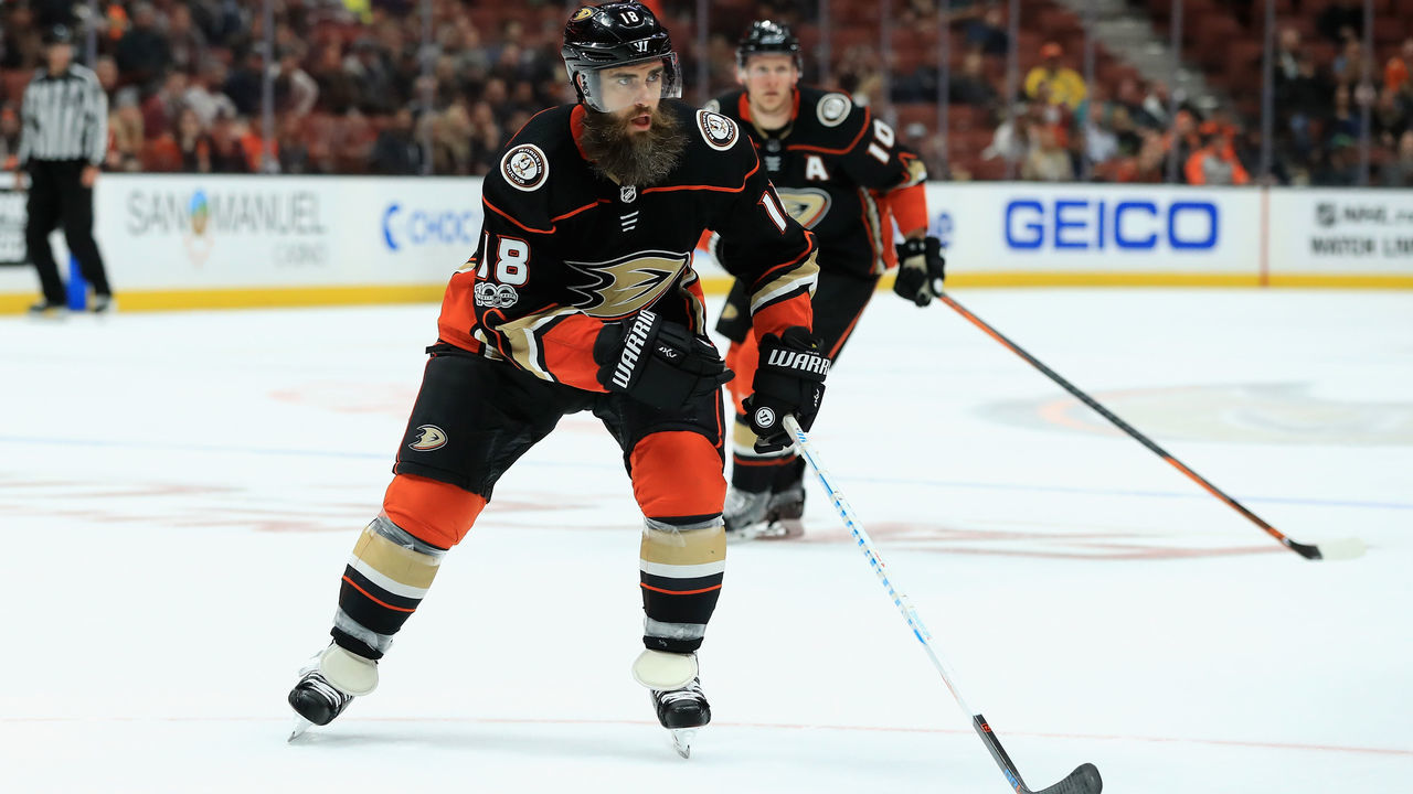 ANAHEIM, CA - OCTOBER 11: Patrick Eaves #18 of the Anaheim Ducks skates to the puck uring the third period of a game against the New York Islanders at Honda Center on October 11, 2017 in Anaheim, California.