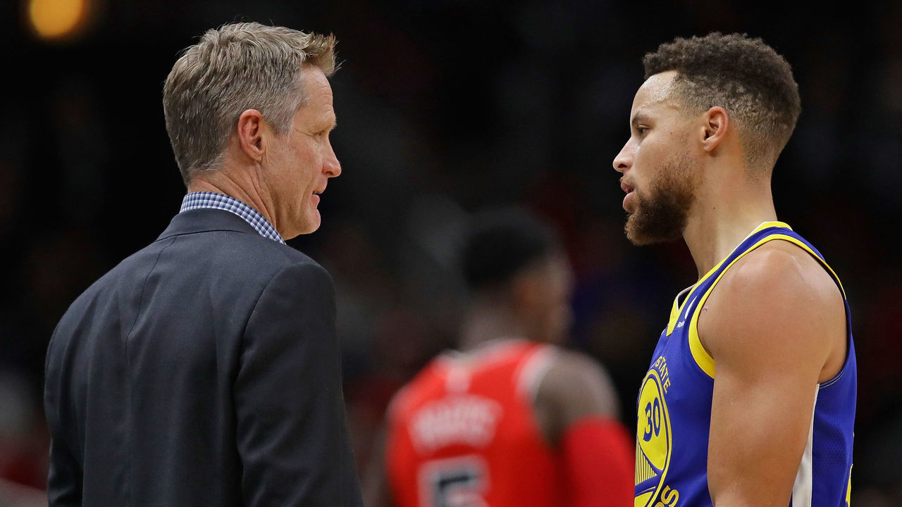 CHICAGO, IL - JANUARY 17: Head coach Steve Kerr of the Golden State Warriors talks with Stephen Curry #30 during agame against the Chicago Bulls at the United Center on January 17, 2018 in Chicago, Illinois. The Warriors defeated the Bulls 119-112.